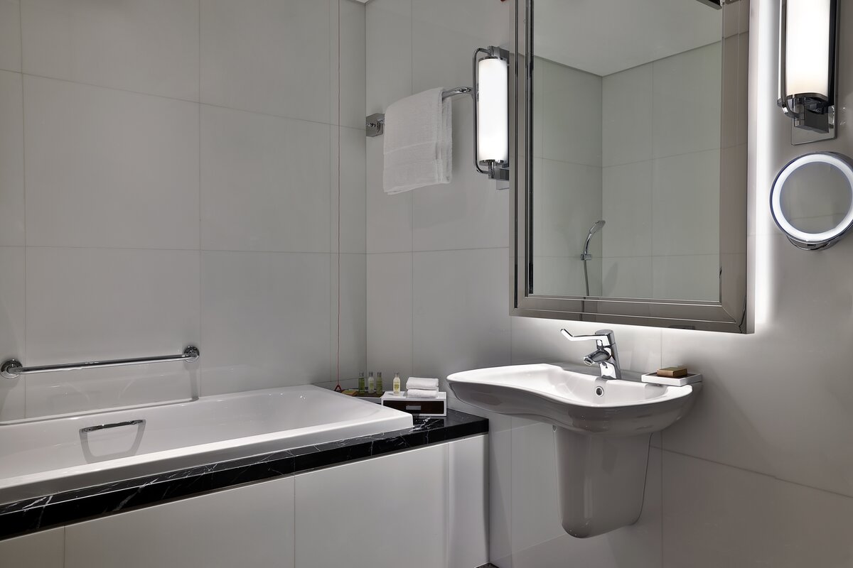 Hilton Dubai Palm Jumeirah, King accessible guest room bathroom