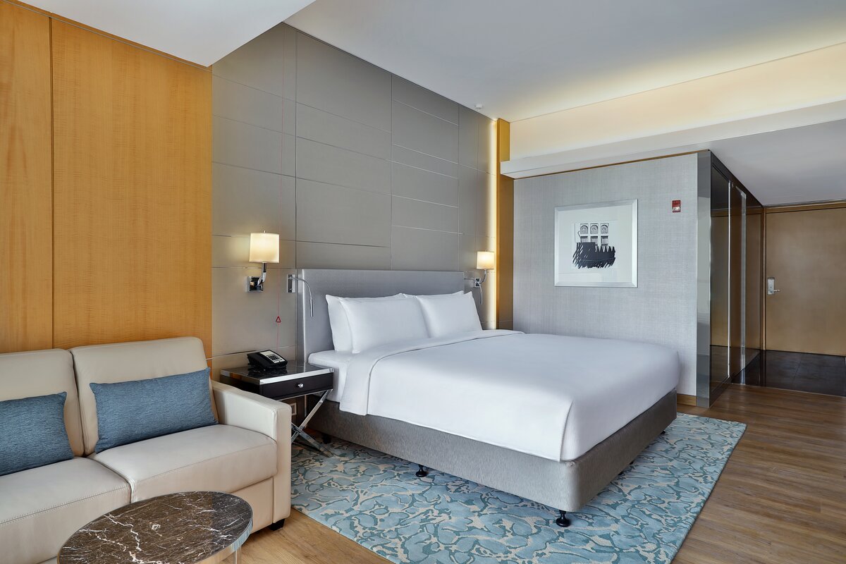 Hilton Dubai Palm Jumeirah, King accessible guest room