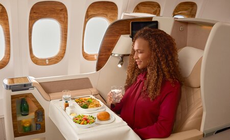 طيران الإمارات تمدد خدمة الطلب المسبق للوجبات على متن الطائرة لتقليل هدر الطعام
